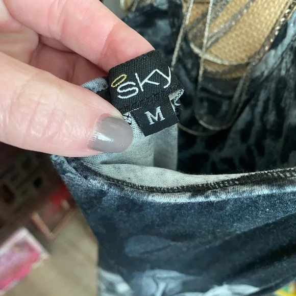 SKY Black and Gray Floral Top NWOT - Picture 4 of 5